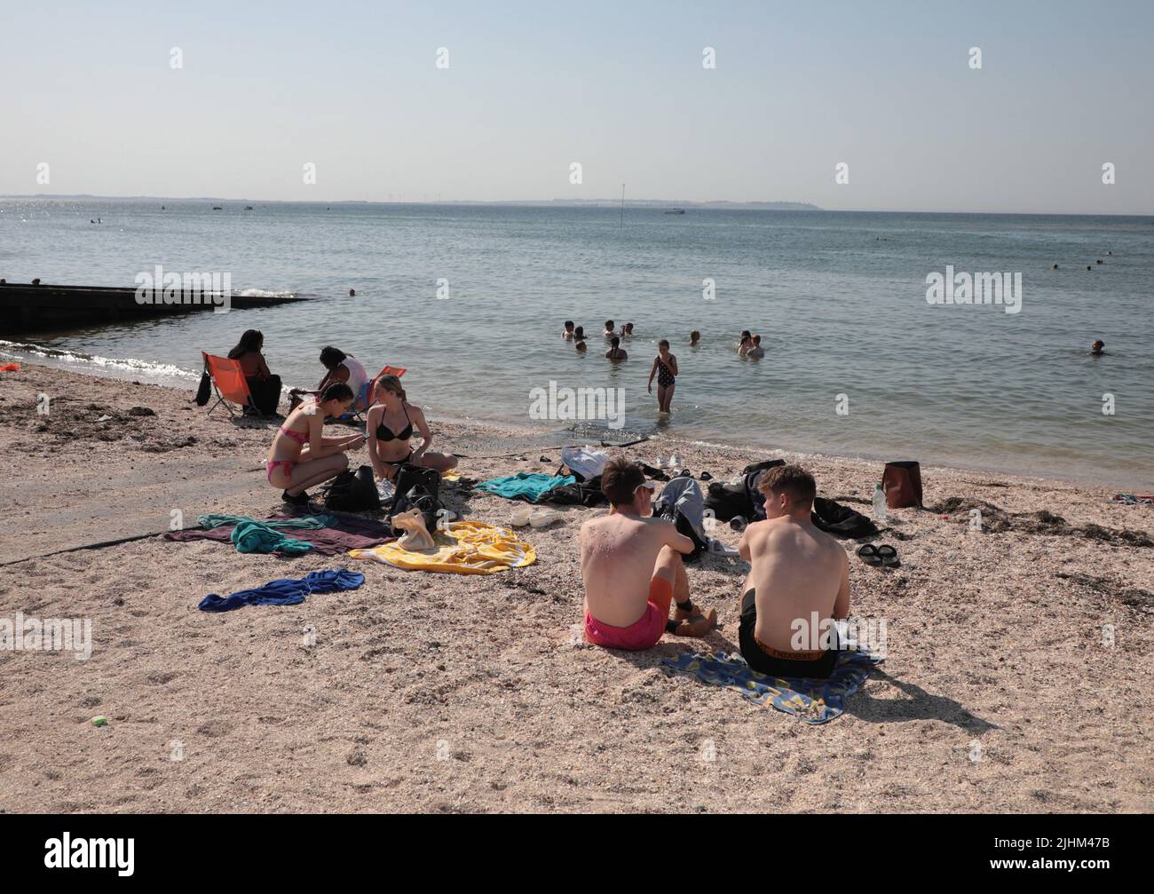 Whitstable, Regno Unito. 19th luglio 2022. I membri del pubblico godono del tempo sulla spiaggia a Whitstable, Kent il giorno in cui il Regno Unito ha registrato la sua temperatura più alta mai martedì, 19 luglio 2022. La temperatura più alta di 40,1 gradi centigradi è stata registrata all'aeroporto di Heathrow a Londra. Foto di Hugo Philpott/UPI Credit: UPI/Alamy Live News Foto Stock