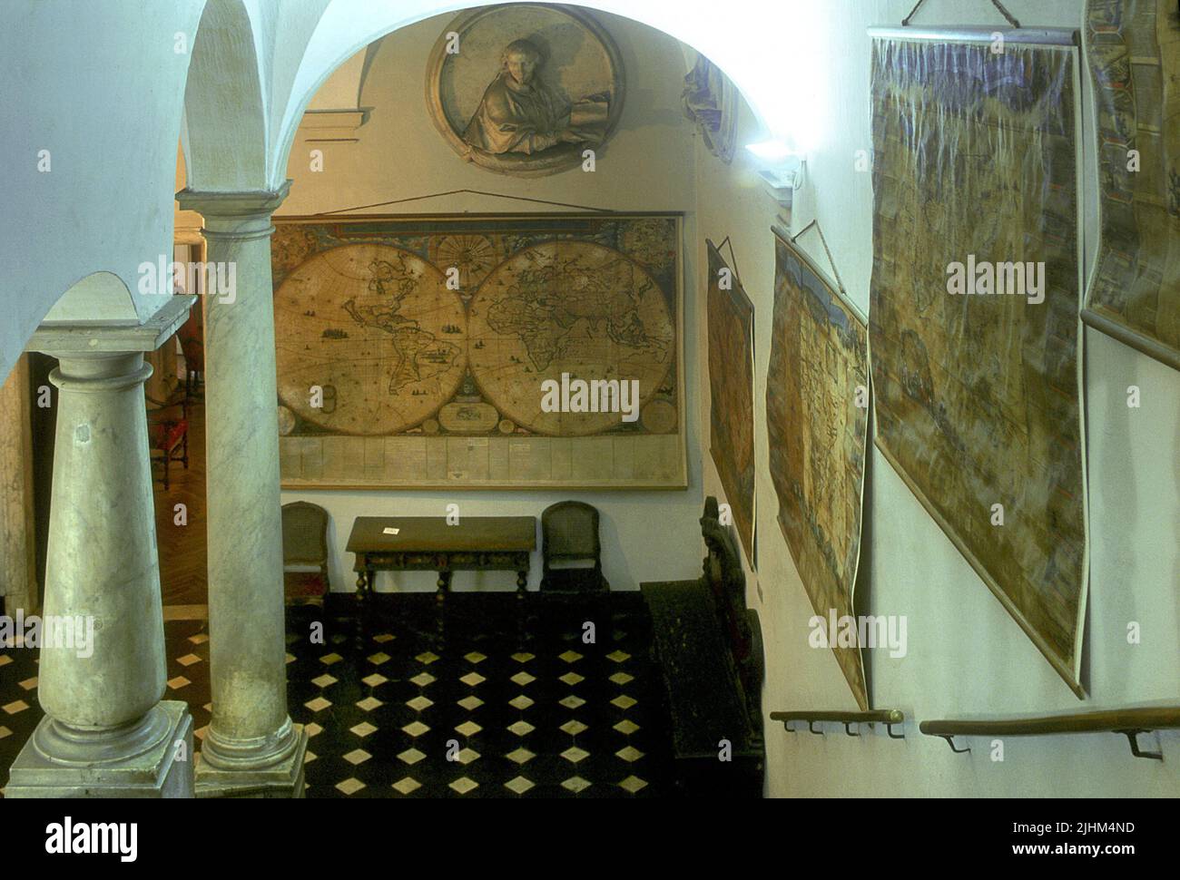 Genova (Italia), museo di Palazzo Spinola, scala con mappe antiche Foto Stock