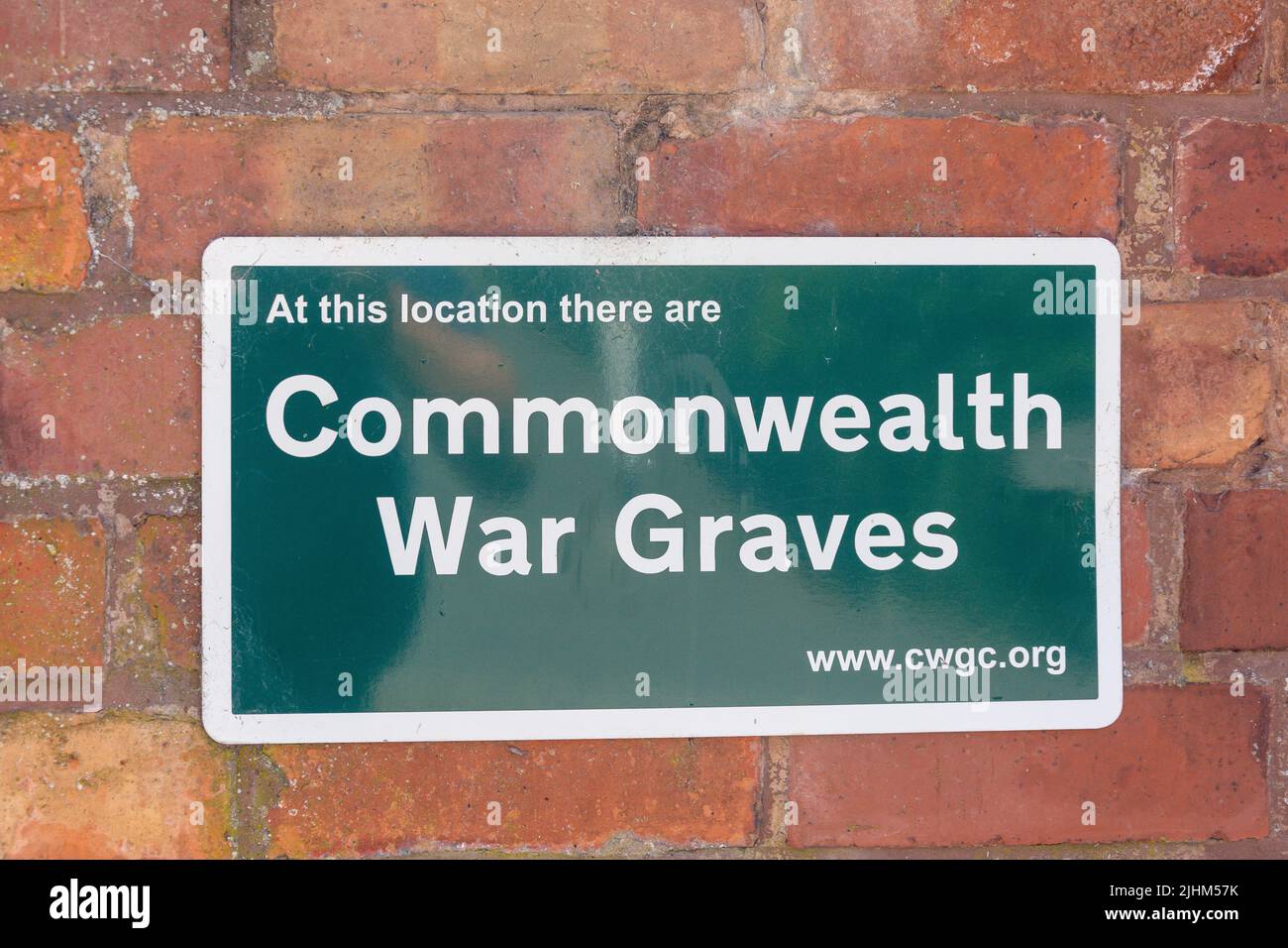 Cartello delle tombe di guerra del Commonwealth all'ingresso della chiesa di St James, Park Lane, Southam, Warwickshire, Inghilterra, Regno Unito Foto Stock