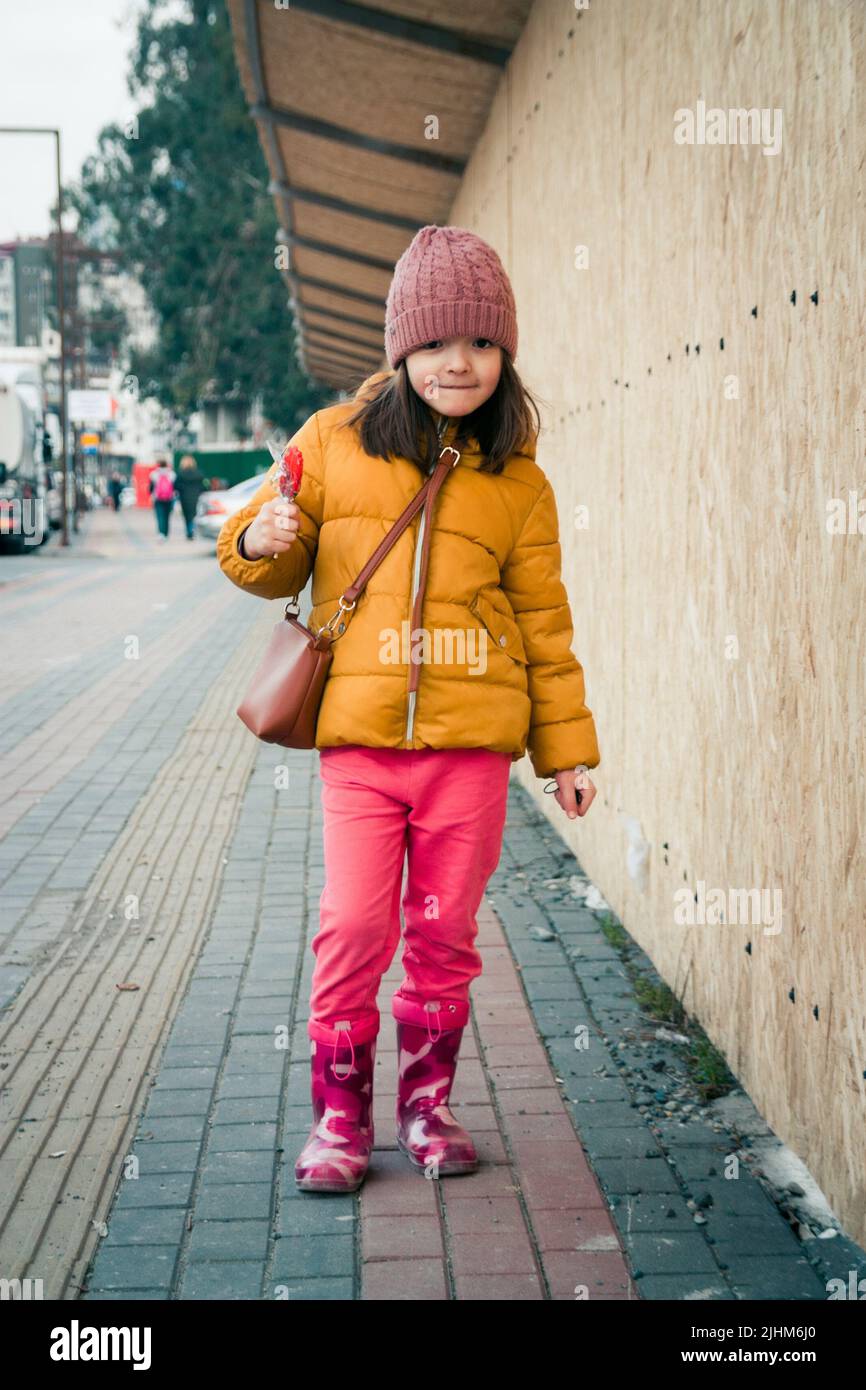 Bambina all'aperto in autunno Foto Stock