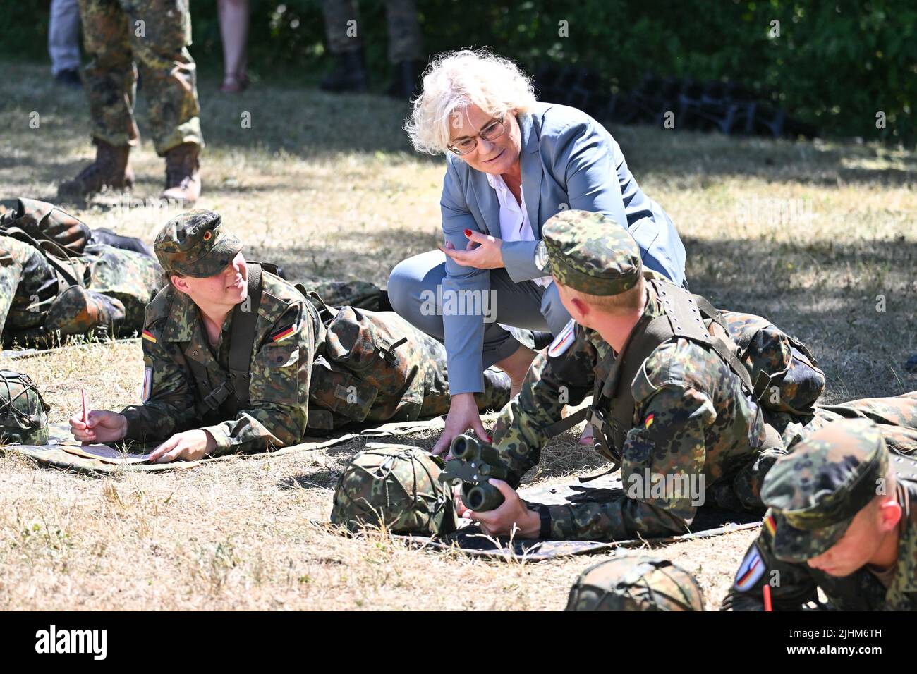 Stetten am Kalten Markt, Germania. 19th luglio 2022. Christine Lambrecht (M), Ministro federale della difesa, durante una visita di truppa al Battaglione dell'artiglieria 295 ad Alb Barracks. Credit: Felix Kästle/dpa/Alamy Live News Foto Stock