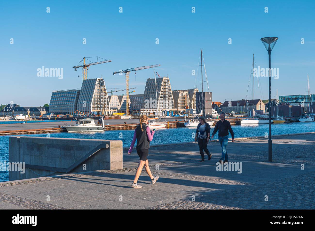 Nuovi appartamenti e uffici in costruzione a Papirøen, isola di carta al centro del porto interno di Copenhagen, Danimarca, con la ragazza Foto Stock