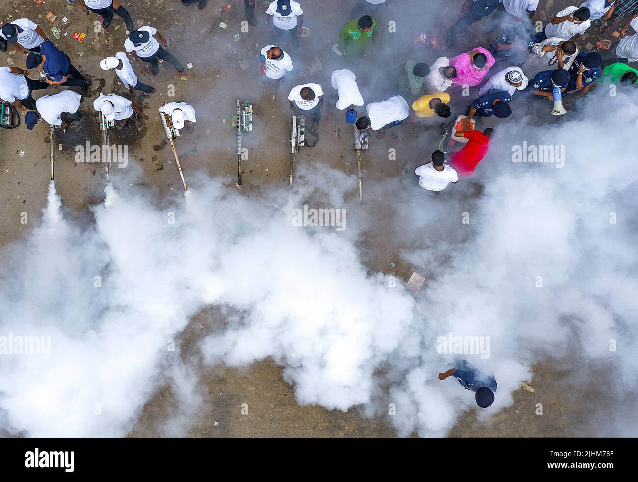 La polizia spruzza fumo e pesticidi per le strade per combattere la dengue, la zanzara e la malaria in Bangladesh. Controllo dei virus, fumigazione, salute pubblica Foto Stock