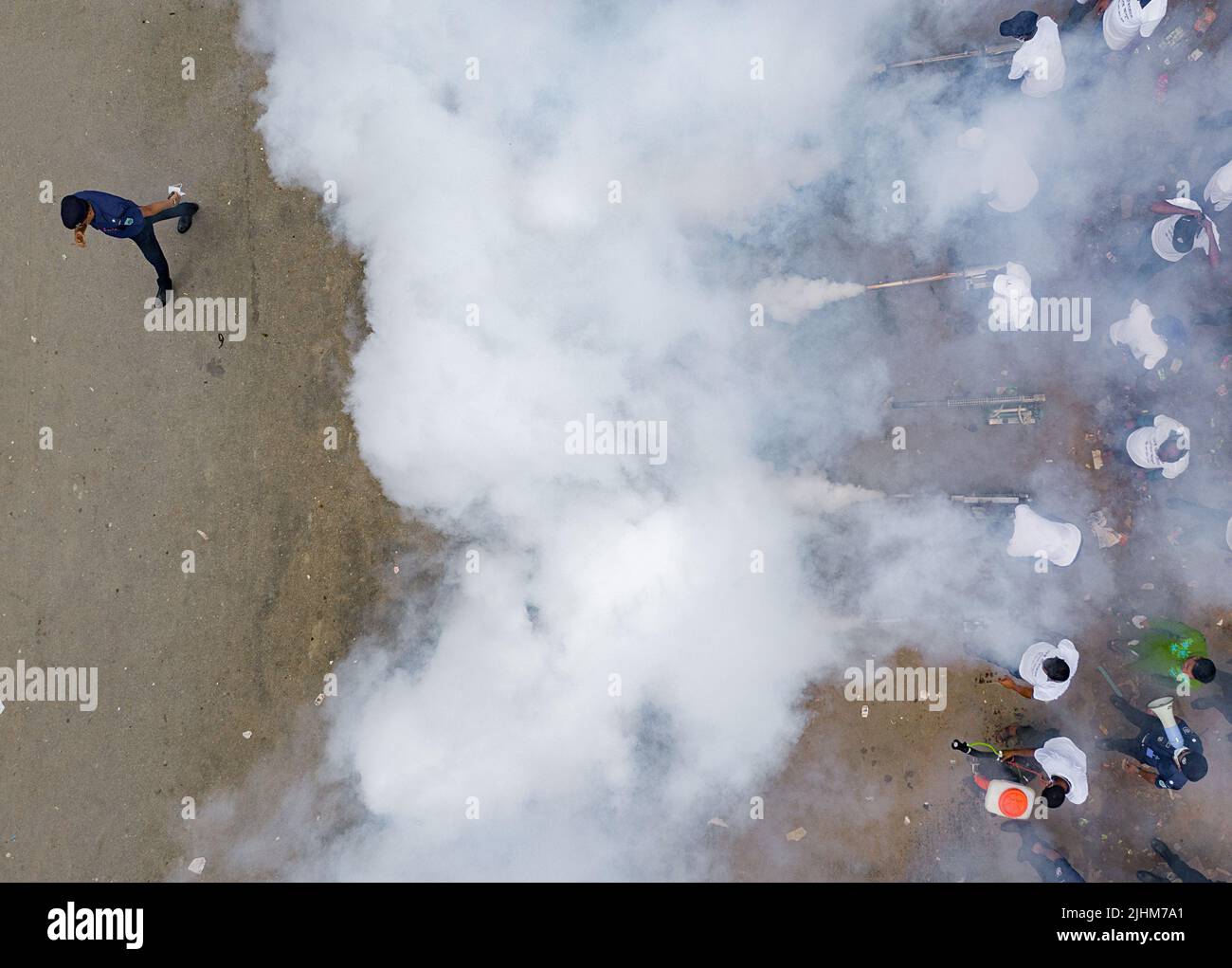 La polizia spruzza fumo e pesticidi per le strade per combattere la dengue, la zanzara e la malaria in Bangladesh. Controllo dei virus, fumigazione, salute pubblica Foto Stock