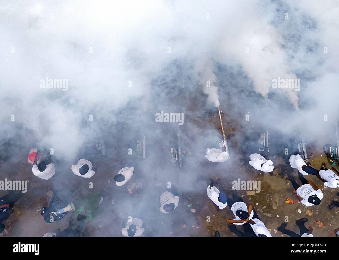 La polizia spruzza fumo e pesticidi per le strade per combattere la dengue, la zanzara e la malaria in Bangladesh. Controllo dei virus, fumigazione, salute pubblica Foto Stock
