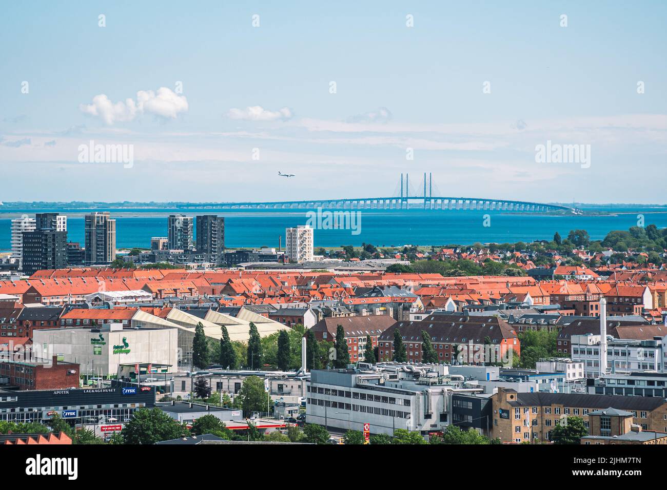 Veduta aerea del ponte Öresund o Øresund con aereo e vista della città, ponte ferroviario e autostradale combinato attraverso lo stretto di Øresund Foto Stock