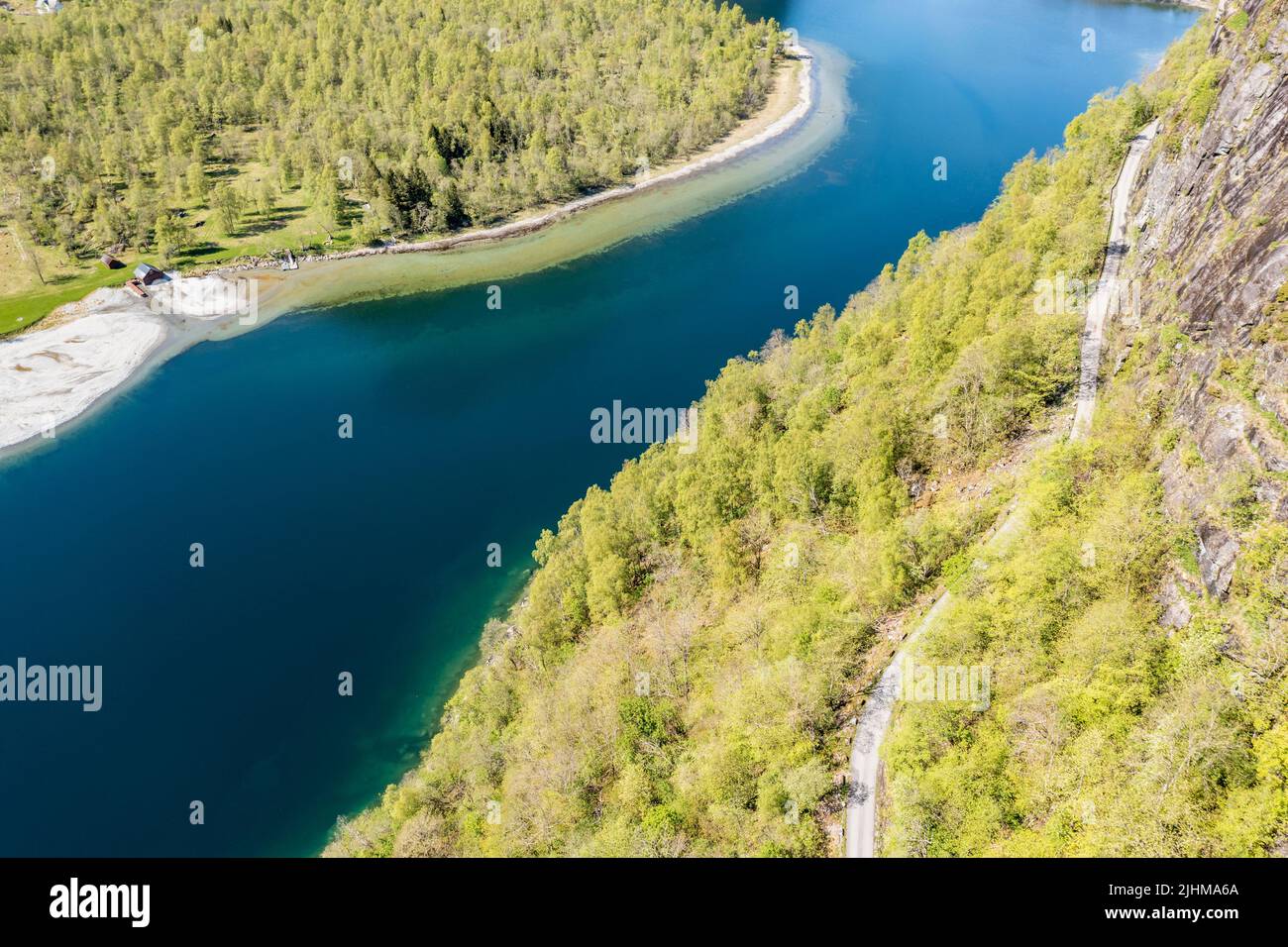 Veduta aerea del lago Lovatn, strada di montagna ghiaia sopra il lago, Norvegia. Foto Stock