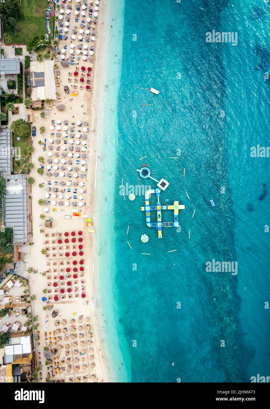 Vista aerea dall'alto della famosa spiaggia Akti Iliou, Alimos Foto Stock