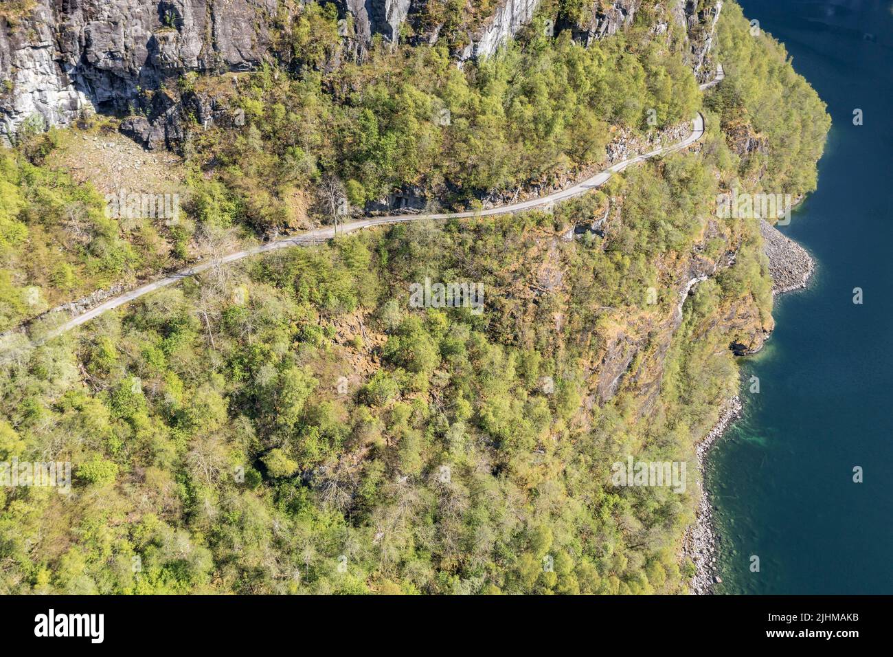 Veduta aerea del lago Lovatn, strada di montagna ghiaia a Kjenndalstova sopra il lago, Norvegia. Foto Stock