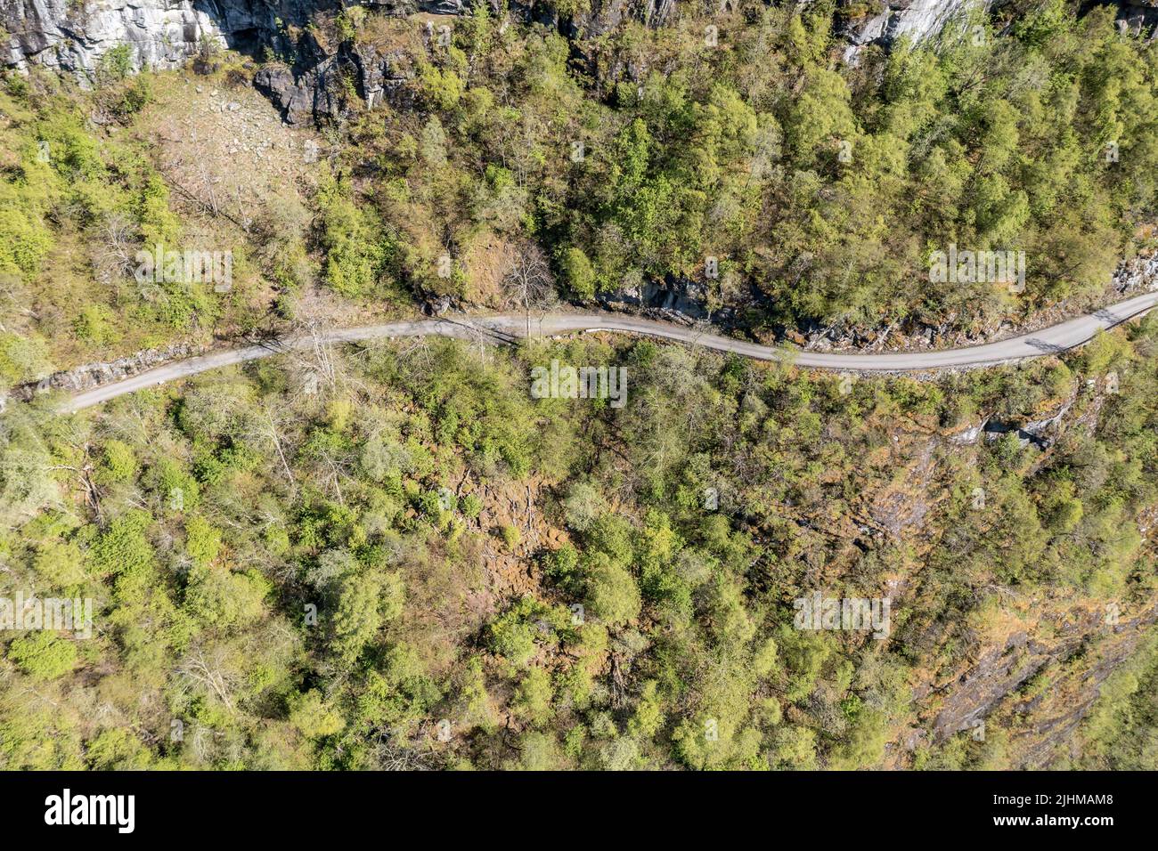 Veduta aerea di una strada di montagna di ghiaia a Kjenndalstova sopra il lago Lovatn, Norvegia. Foto Stock