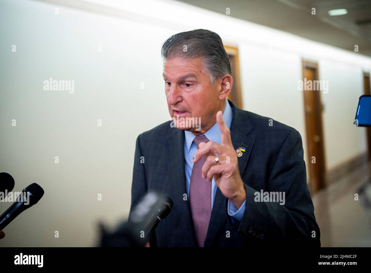 Il senatore degli Stati Uniti Joe Manchin III (democratico della Virginia occidentale), presidente della Commissione del Senato degli Stati Uniti per l'energia e le risorse naturali, parla con i giornalisti quando arriva per un'audizione della Commissione del Senato per l'energia e le risorse naturali per esaminare le autorità di regolamentazione federali che governano lo sviluppo di interstatali gasdotti, stoccaggio, importazione, E le strutture di esportazione, nel Dirksen Senate Office Building a Washington, DC, martedì 19 luglio 2022. Foto di Rod Lammey / CNP/ABACAPRESS.COM Foto Stock