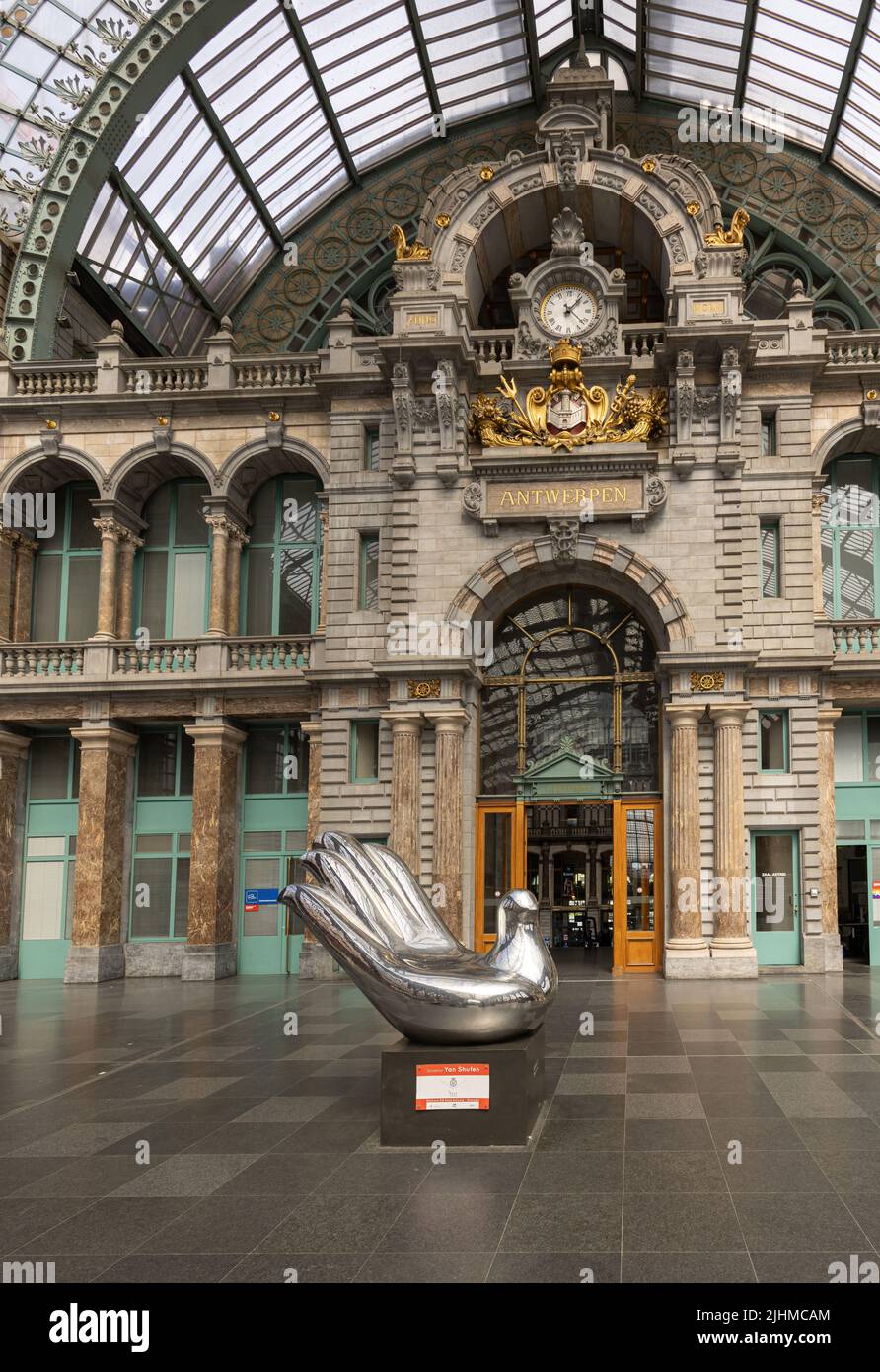 Mano di scultura di pace dell'artista cinese Yan shufen nella sala delle partenze della stazione ferroviaria di Anversa Foto Stock