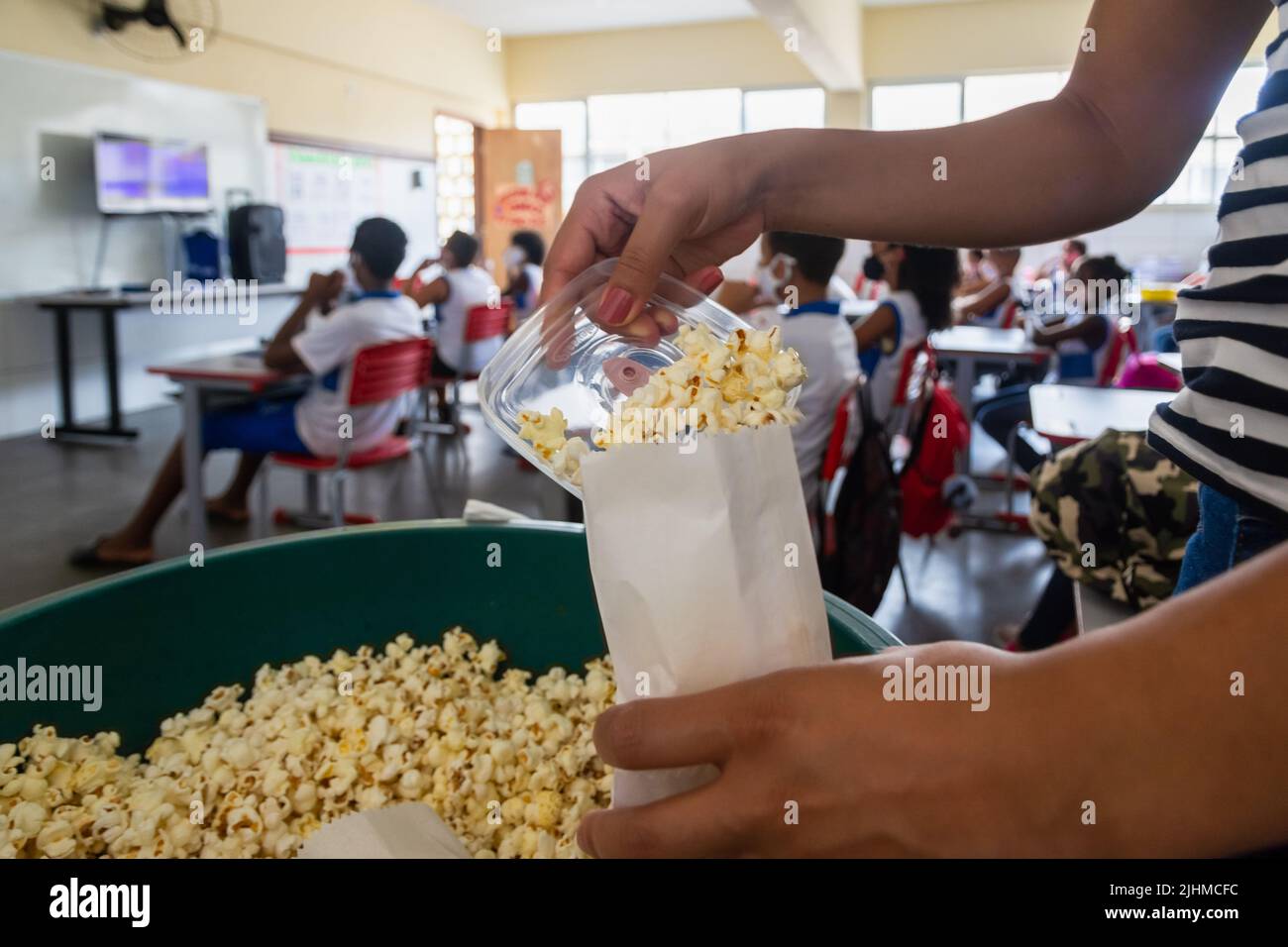 Popcorn salato che viene servito agli studenti di una scuola pubblica al loro ritorno da lezioni faccia a faccia. Foto Stock