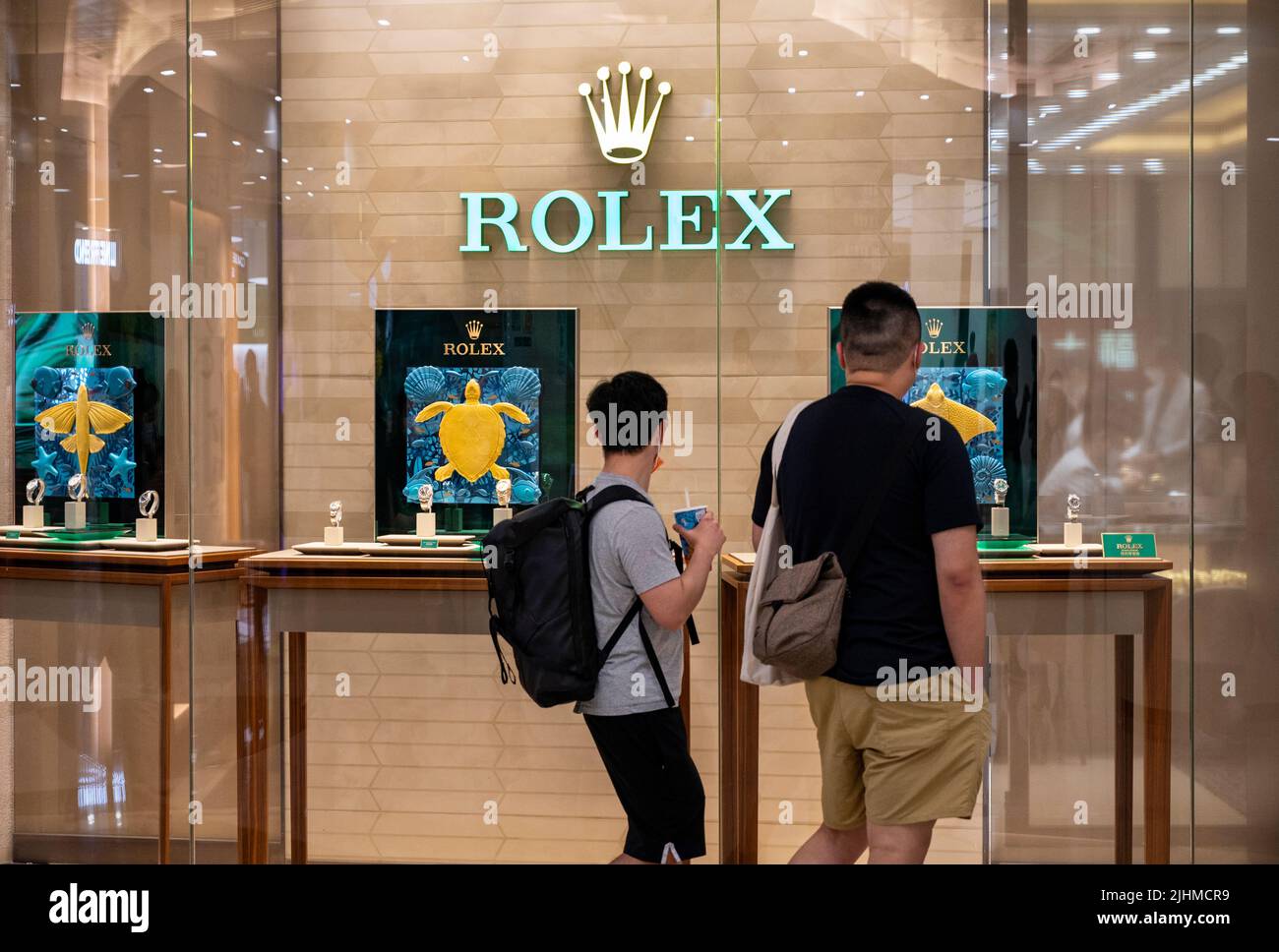 Gli amanti dello shopping passano davanti al negozio Rolex, orologiaio di  lusso svizzero, a Hong Kong. (Foto di Budrul Chukrut / SOPA Images/Sipa USA  Foto stock - Alamy