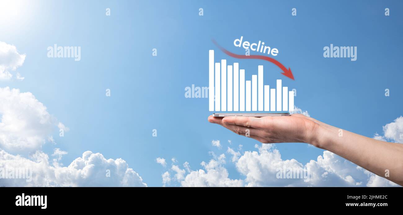 Uomo d'affari che tiene i grafici olografici e stock.declinare, diminuire, giù, cadere. Statistica aziendale. Carriera, soldi, concetto di successo. Regressione, critico Foto Stock