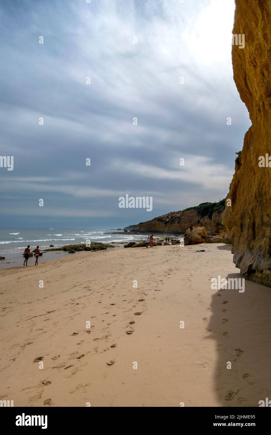 Migliore cattura di fotografia di spiaggia, scogliere, oceano, sabbia di spiaggia e la gente sulla spiaggia.luoghi turistici con attività di spiaggia.destinazione di Algarve, estate. Foto Stock