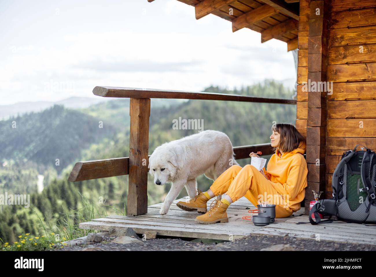 La donna viaggia con il cane in montagna Foto Stock