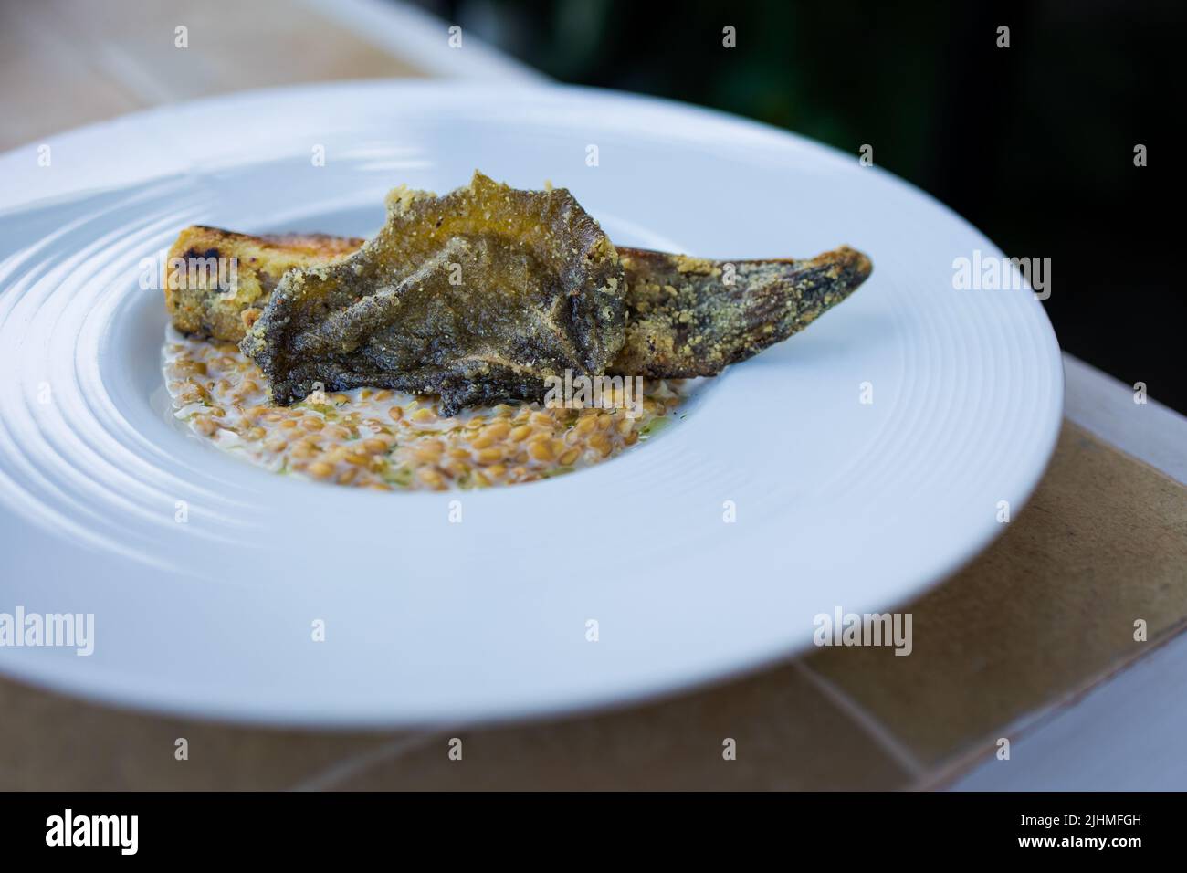 Delizioso e colorato rombo di cibo locale in un ristorante Sozopol. Cucina tradizionale bulgara in Bulgaria. Foto Stock