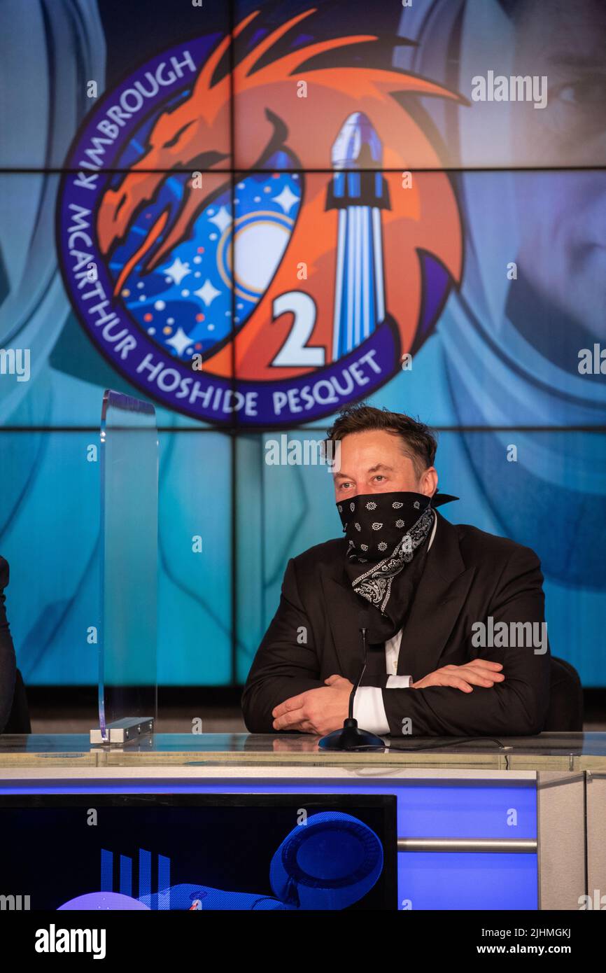 Elon Musk, CEO e lead designer, SpaceX, partecipa a una conferenza stampa post-lancio per la missione della NASA SpaceX Crew-2 al Kennedy Space Center, 23 aprile 2021, a Cape Canaveral, Florida. Il razzo, che porta quattro astronauti sollevati senza problemi. Foto Stock