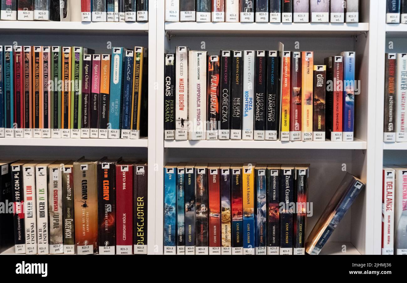 Legionowo, Polonia - 27 giugno 2022: Biblioteca comunale di Legionowo. Librerie e reggimenti con libri nella biblioteca della città. Foto Stock
