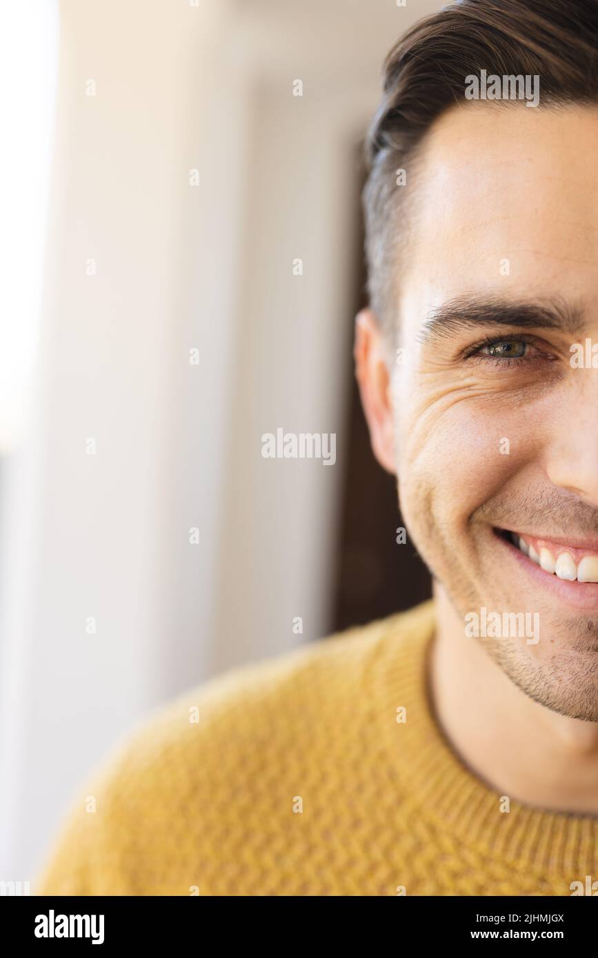 Immagine verticale di un felice uomo caucasico che guarda la fotocamera Foto Stock