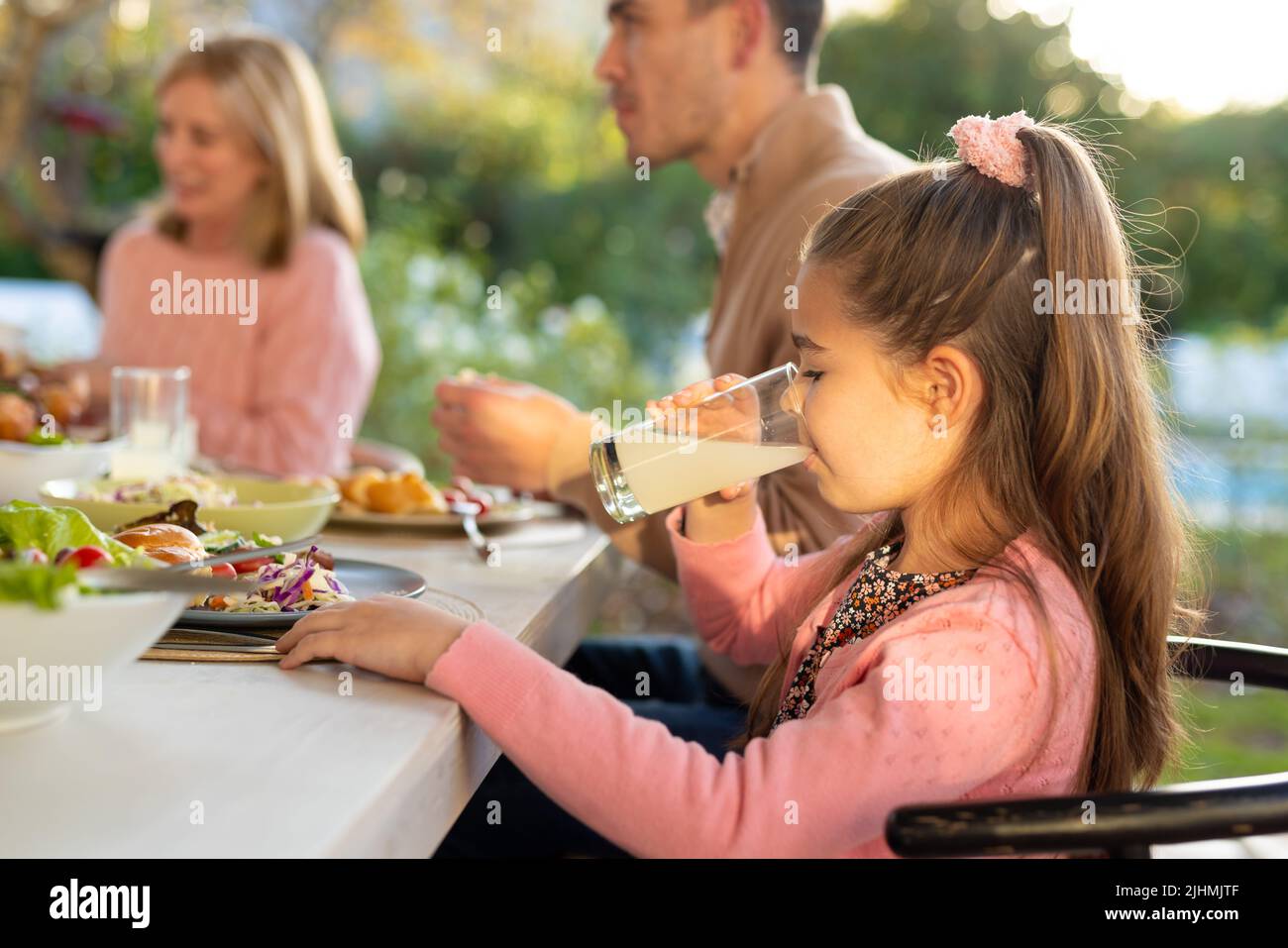 Immagine della famiglia caucasica che mangia all'aperto cena insieme Foto Stock