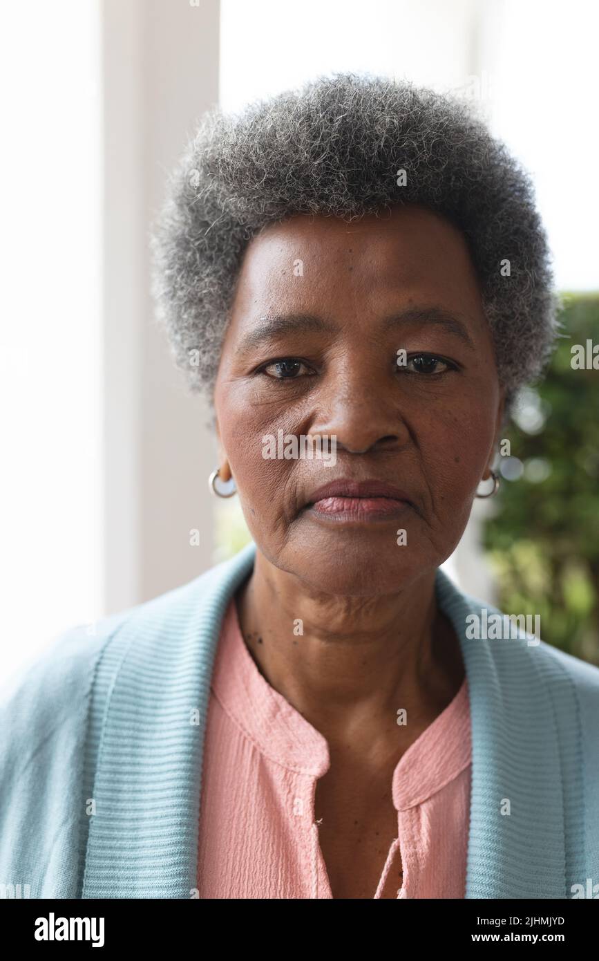 Immagine verticale di una donna anziana afroamericana in posa alla macchina fotografica Foto Stock