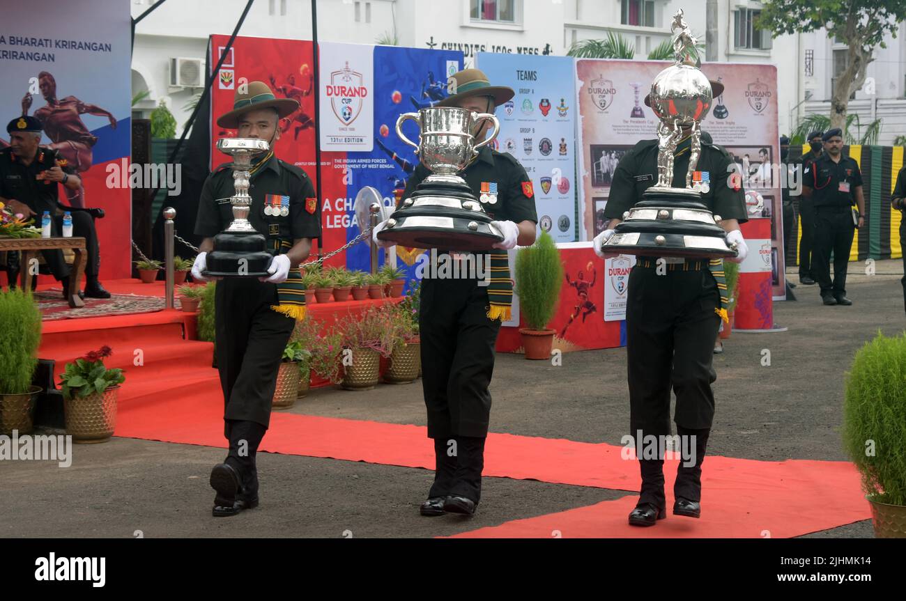 Kolkata, Bengala Occidentale, India. 19th luglio 2022. R.P. Gen. Lt KALITA, UYSM, AVSM, SM, VSM, Direttore generale, comando orientale (più vicino alla fotocamera), Shri. Aroop Biswas, Ministro dello Sport e della Gioventù e del potere, Govt. West Bengala (Middle) e Lt. Gen. K.K Repswal, SM, VSM, Capo dello Stato maggiore, comando orientale, In collaborazione con il Trofeo Tour dell'edizione 131st della Durand Cup presso la sede del comando orientale dell'esercito indiano a Fort William a Kolkata. (Credit Image: © Dipa Chakraborty/Pacific Press via ZUMA Press Wire) Foto Stock