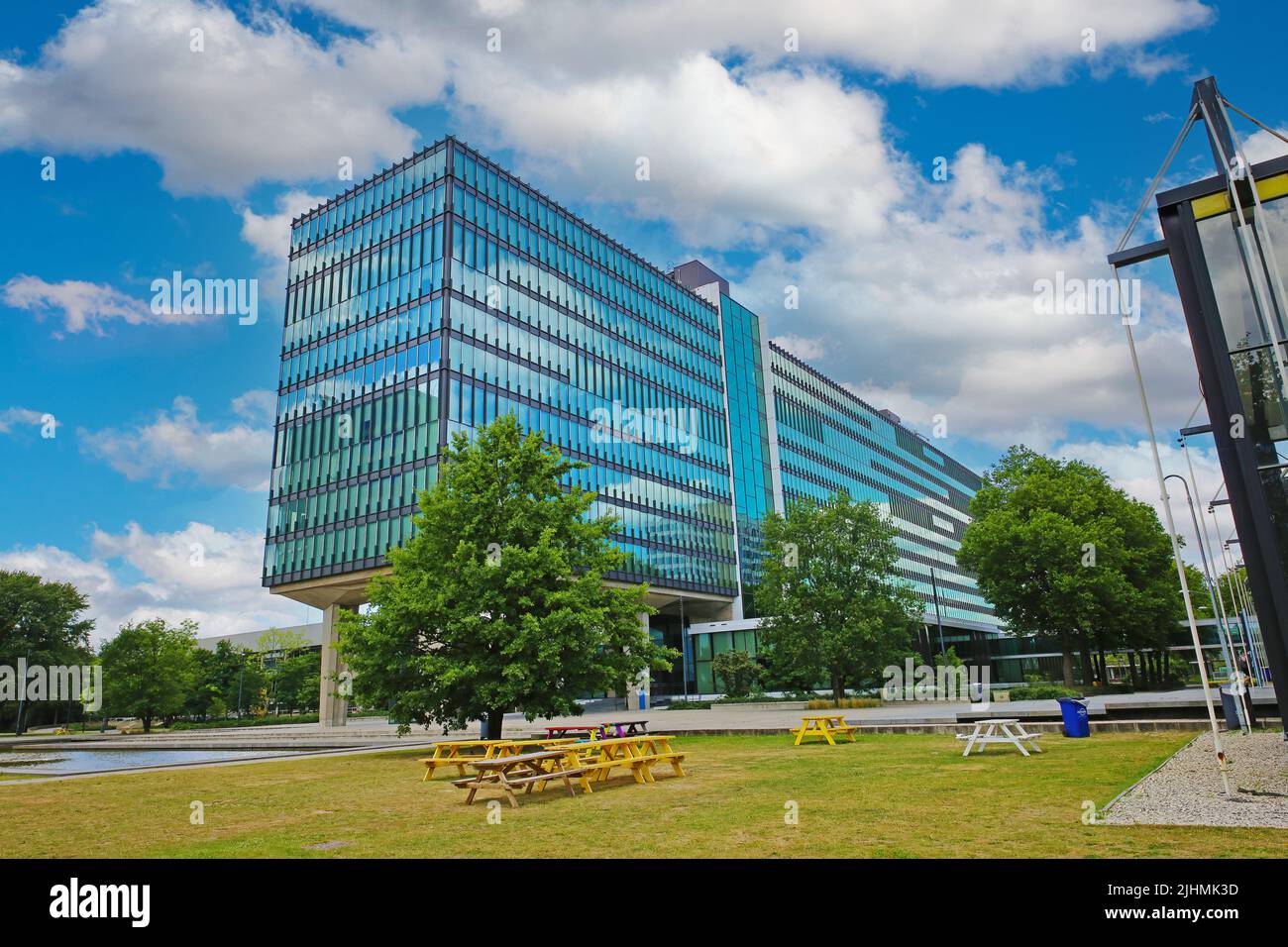 Tu Eindhoven (Università tecnica), Paesi Bassi - Luglio 19. 2022: Edificio con facciata in vetro dall'architettura moderna e con nuvole di cielo che si riflettono nel campus olandese Foto Stock