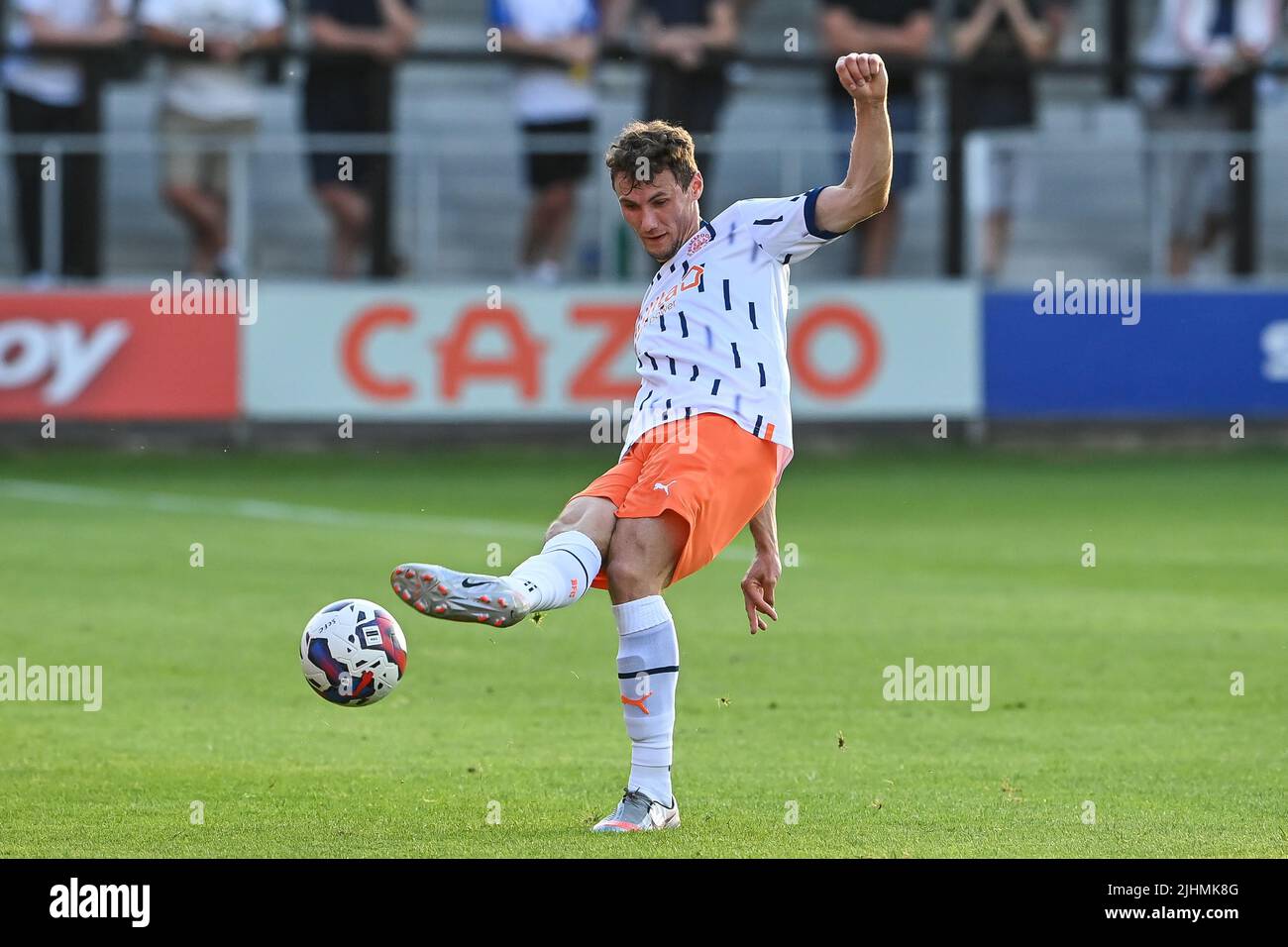 Matty Virtue #17 di Blackpool passa la palla Foto Stock