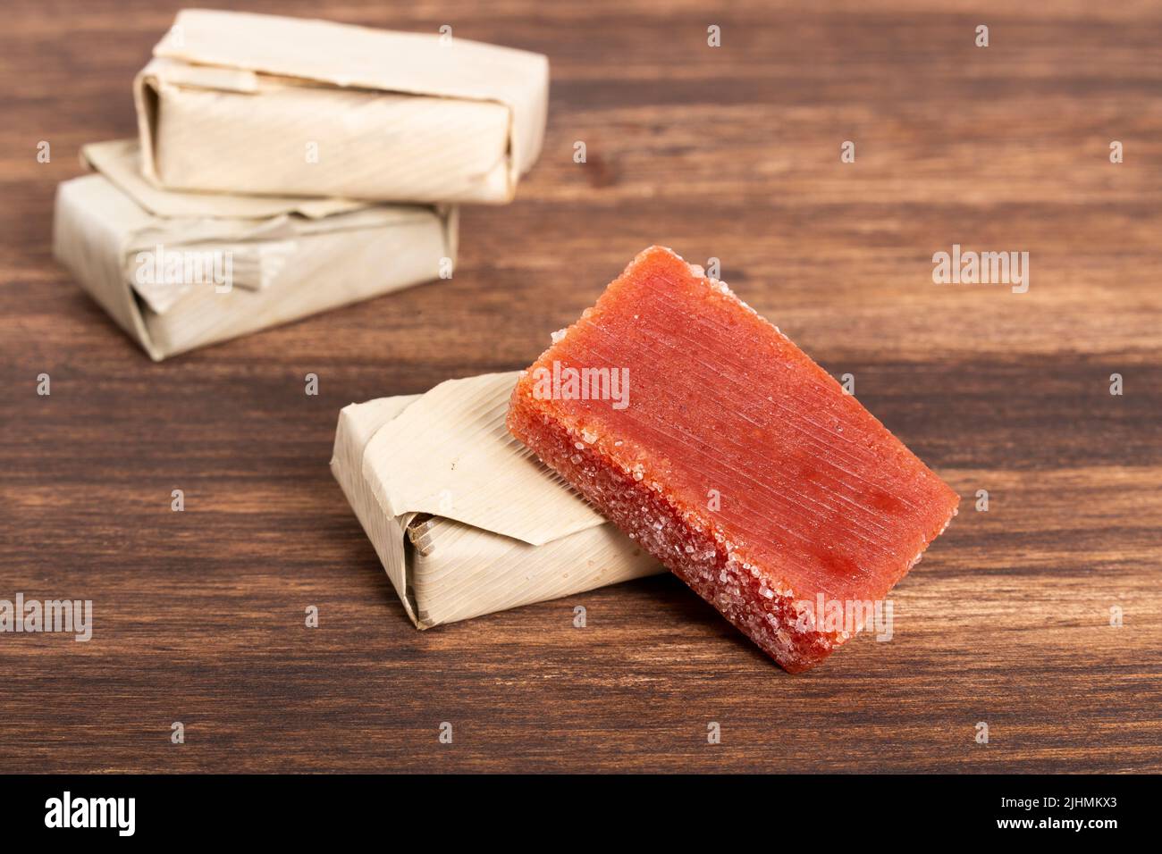 Pasta di guava avvolta in foglia di Bijao; foto su sfondo di legno Foto Stock