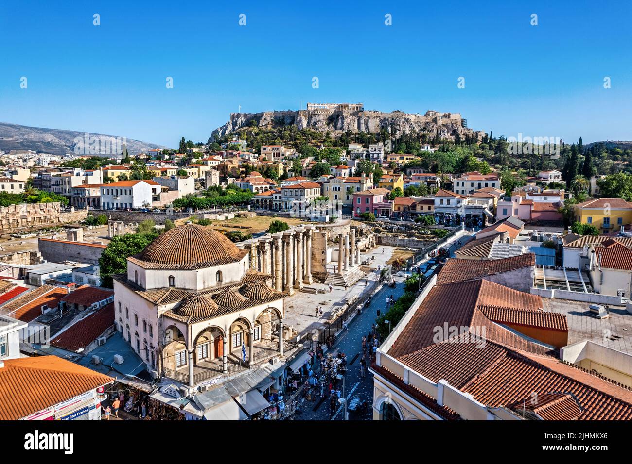 Vista parziale aerea del centro storico di Atene, Grecia. Da davanti a dietro si può vedere, Monastiraki, Plaka e l'Acropoli Foto Stock
