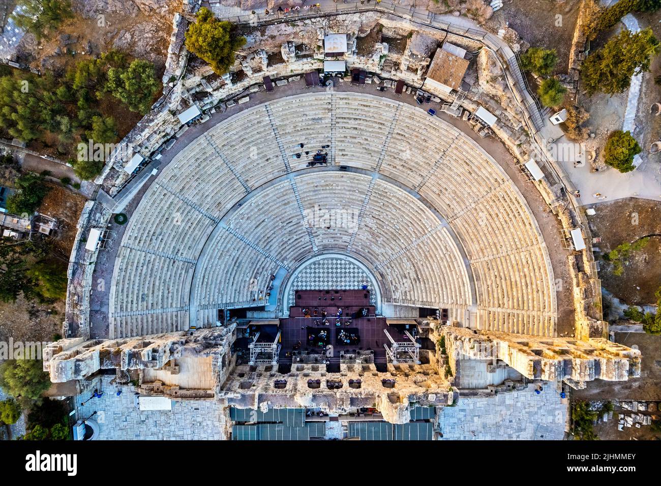 Vista dall'alto verso il basso dell'Odeon di Erode Attico (o 'Erodeum' o 'Herodion') sulle pendici meridionali dell'Acropoli, Atene, Grecia. Foto Stock
