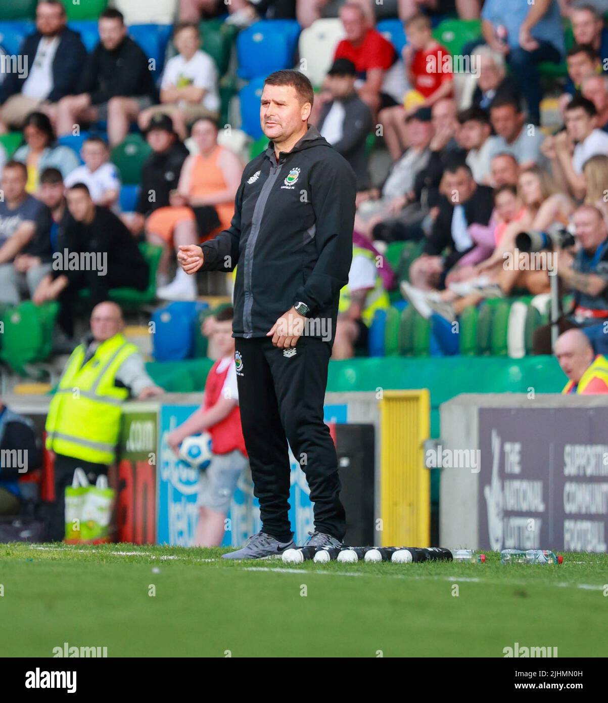 Windsor Park, Belfast, Irlanda del Nord, Regno Unito. 19 luglio 2022. UEFA Champions League secondo turno di qualificazione (prima tappa) – Linfield v Bodo/Glimt. Azione dalla partita di stasera al Windsor Park (Linfield in blu). David Healy, manager di Linfield. Credit: CAZIMB/Alamy Live News. Foto Stock