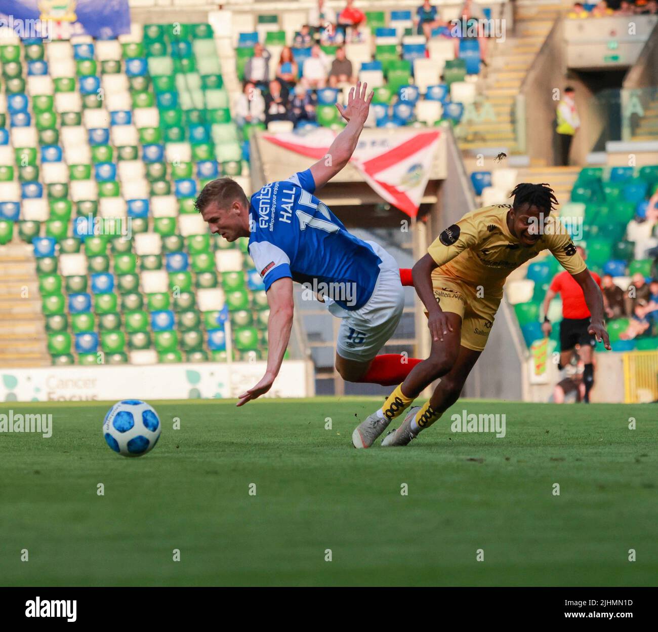 Windsor Park, Belfast, Irlanda del Nord, Regno Unito. 19 luglio 2022. UEFA Champions League secondo turno di qualificazione (prima tappa) – Linfield v Bodo/Glimt. Azione dalla partita di stasera al Windsor Park (Linfield in blu). Una carta gialla per il ben Hall di Linfield dopo questa sfida. Credit: CAZIMB/Alamy Live News. Foto Stock