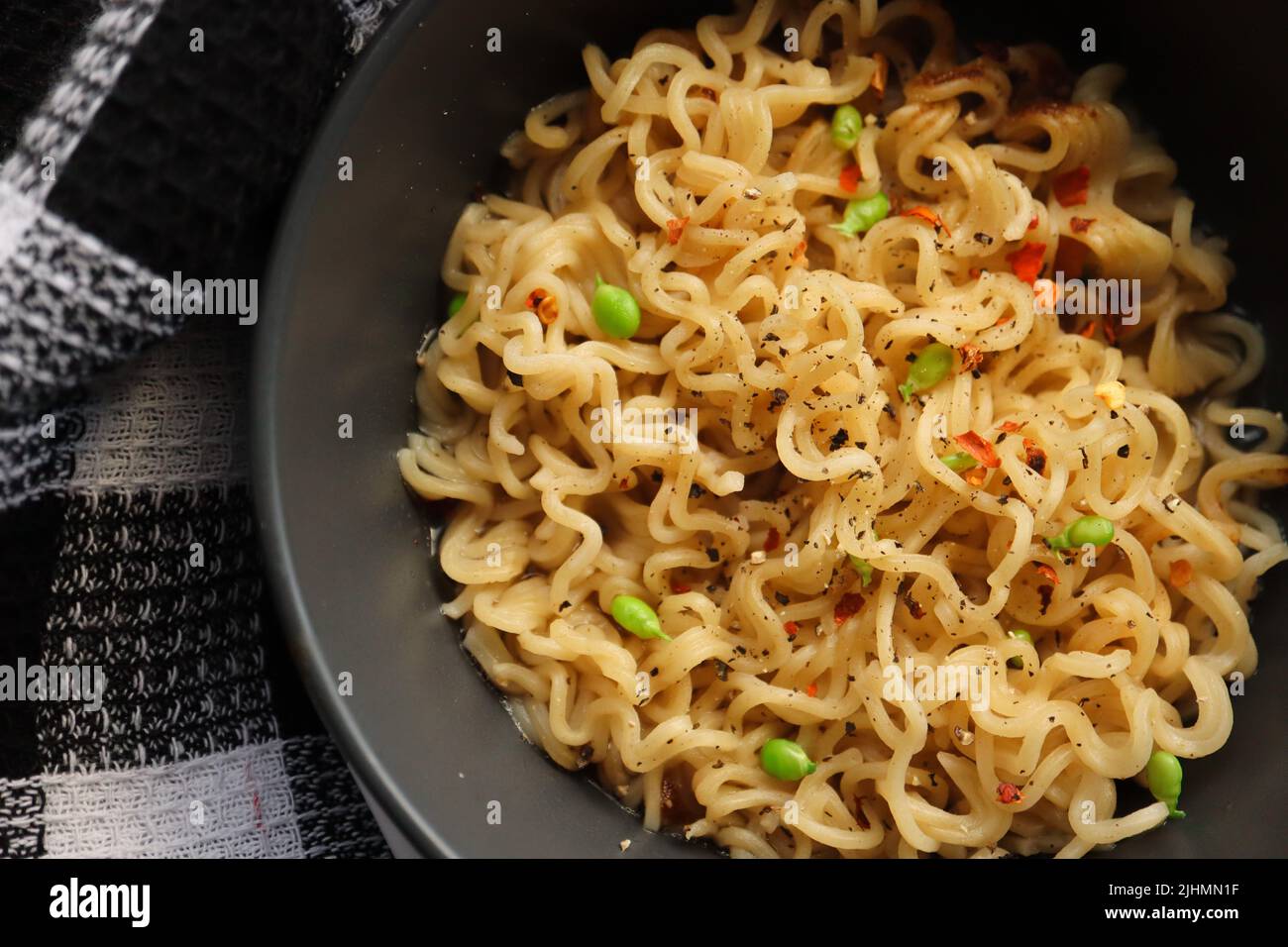 tagliatelle da 2 minuti in un recipiente nero Foto Stock