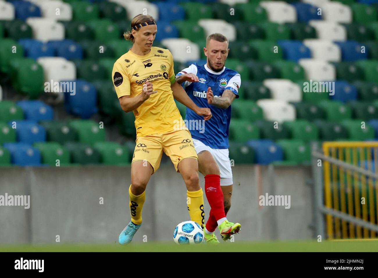 Bodo/Glimts Ulrik Saltnes e Linfield’s Kirk Millar in azione durante la UEFA Champions League, seconda manche di qualificazione, prima manche al Windsor Park di Belfast. Data foto: Martedì 19 luglio 2022. Foto Stock