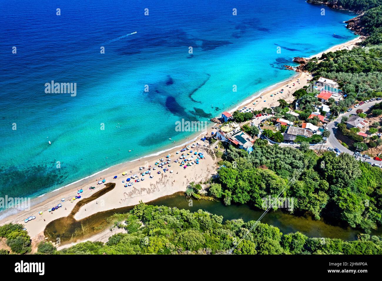 Veduta aerea (drone) della spiaggia di Rakopotamos (comune di Agia), una delle spiagge più belle della costa di Larissa, Tessaglia, Grecia Foto Stock