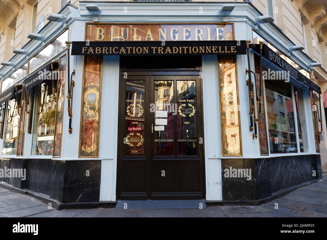 IL DU PAIN ET DES IDEES è UN PANIFICIO francese tradizionale, RISALENTE al 1875. SI TROVA ALL'ANGOLO DI RUE YVES TOUDIC E RUE DE MARSEILLE NEL 10TH Foto Stock