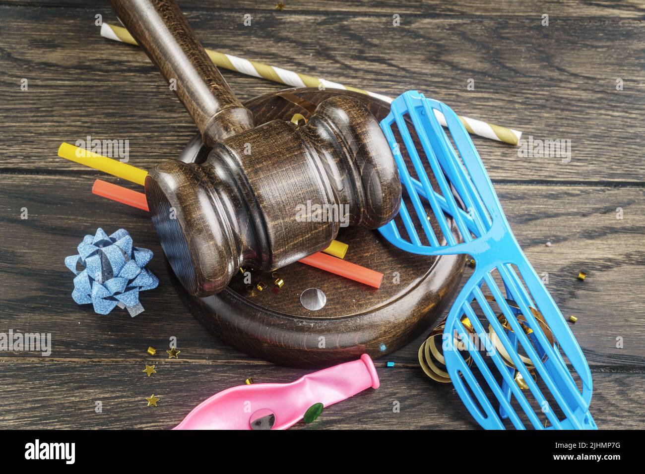 Gavel e vari oggetti da festa. Divieto di eventi di intrattenimento o violazione delle regole dell'organizzazione delle parti concetto Foto Stock