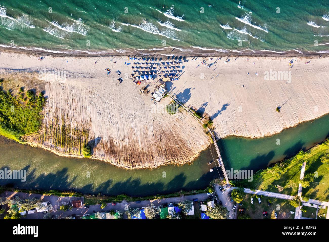 La spiaggia del villaggio di Stomio e il 'bordo' meridionale del Delta del fiume Pineios sul Mar Egeo. Larissa, Tessaglia, Grecia. Foto Stock