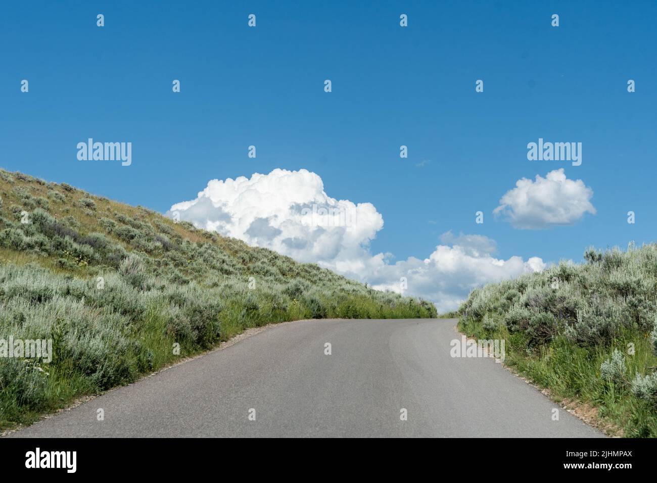 Cricchiolando la collina dopo aver viaggiato su una strada tortuosa. Foto Stock