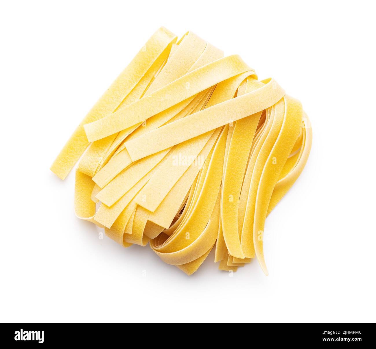 Pappardelle non cotte isolate su sfondo bianco. Foto Stock