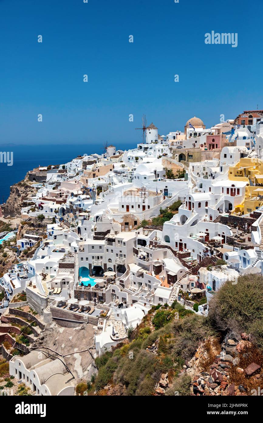 Vista parziale del pittoresco villaggio di Oia appeso sulla caldera del vulcano nell'isola di Santorini, Cicladi, Grecia. Foto Stock