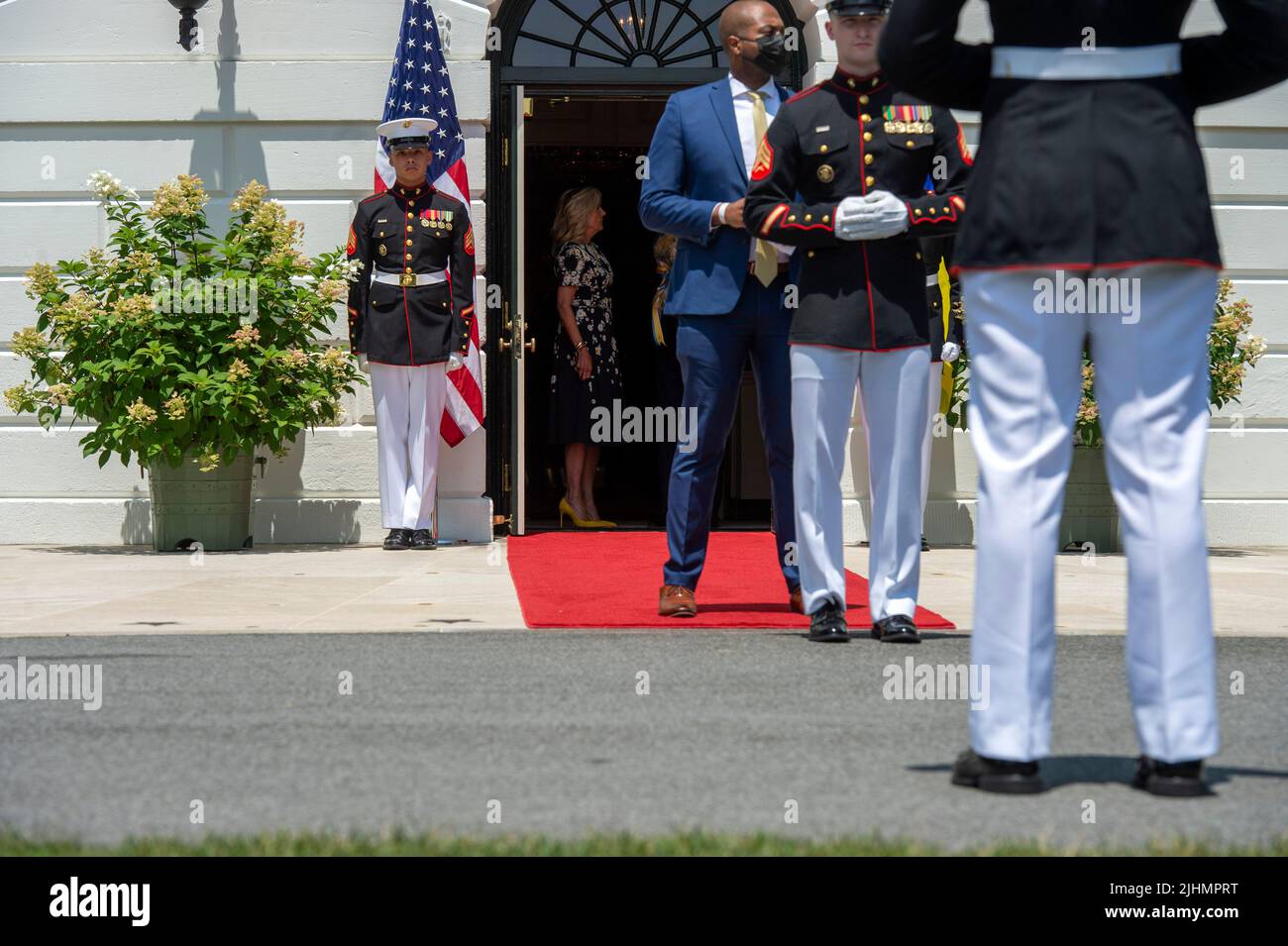 Il Presidente degli Stati Uniti Joe Biden e la prima signora Dr. Jill Biden aspettano di dare il benvenuto a Olena Zelenska, la prima donna dell'Ucraina sul prato meridionale della Casa Bianca a Washington, DC martedì 19 luglio 2022. Credito: Bonnie Cash/Pool via CNP/MediaPunch Foto Stock