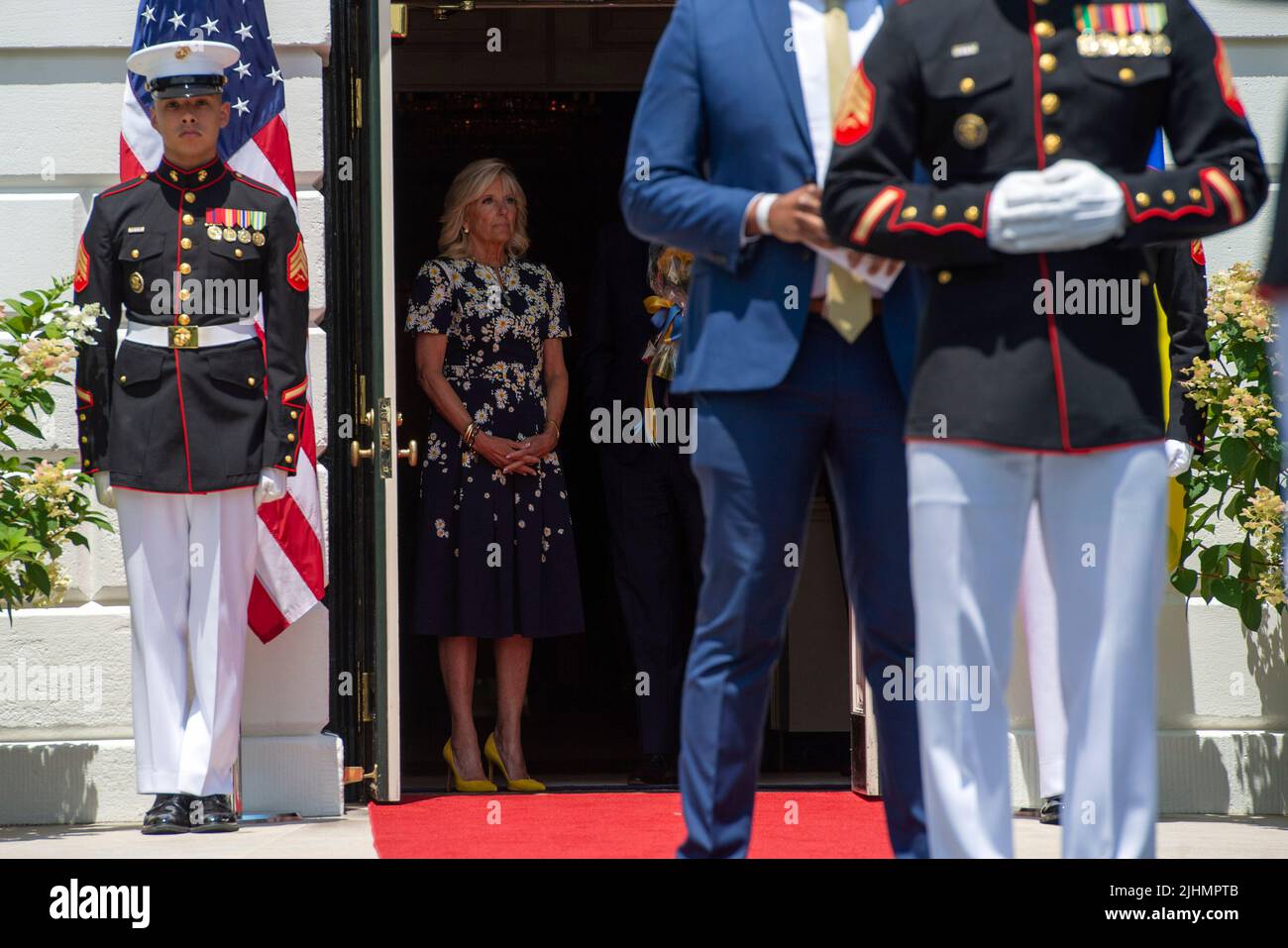 Il Presidente degli Stati Uniti Joe Biden e la prima signora Dr. Jill Biden aspettano di dare il benvenuto a Olena Zelenska, la prima donna dell'Ucraina sul prato meridionale della Casa Bianca a Washington, DC martedì 19 luglio 2022. Credito: Bonnie Cash/Pool via CNP/MediaPunch Foto Stock