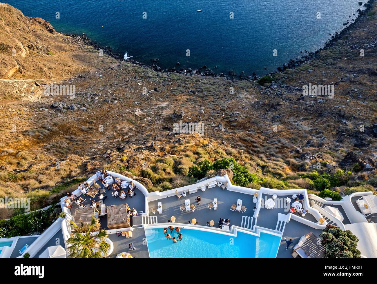 'Katikies Kirini' hotel, 'hangine sopra la caldera, Perivolas, Oia villaggio, Santorini isola, Cicladi, Grecia. Foto Stock