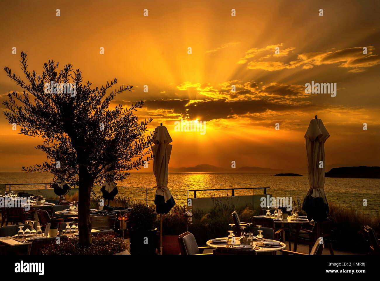 Tramonto al Four Seasons Astir Palace Hotel (ristorante mercato), Vouliagmeni, Attica, Grecia. Foto Stock