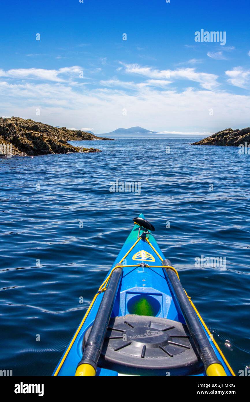 Kayak in mare / canoa sulla costa di Anglesey, Galles del Nord, Regno Unito Foto Stock