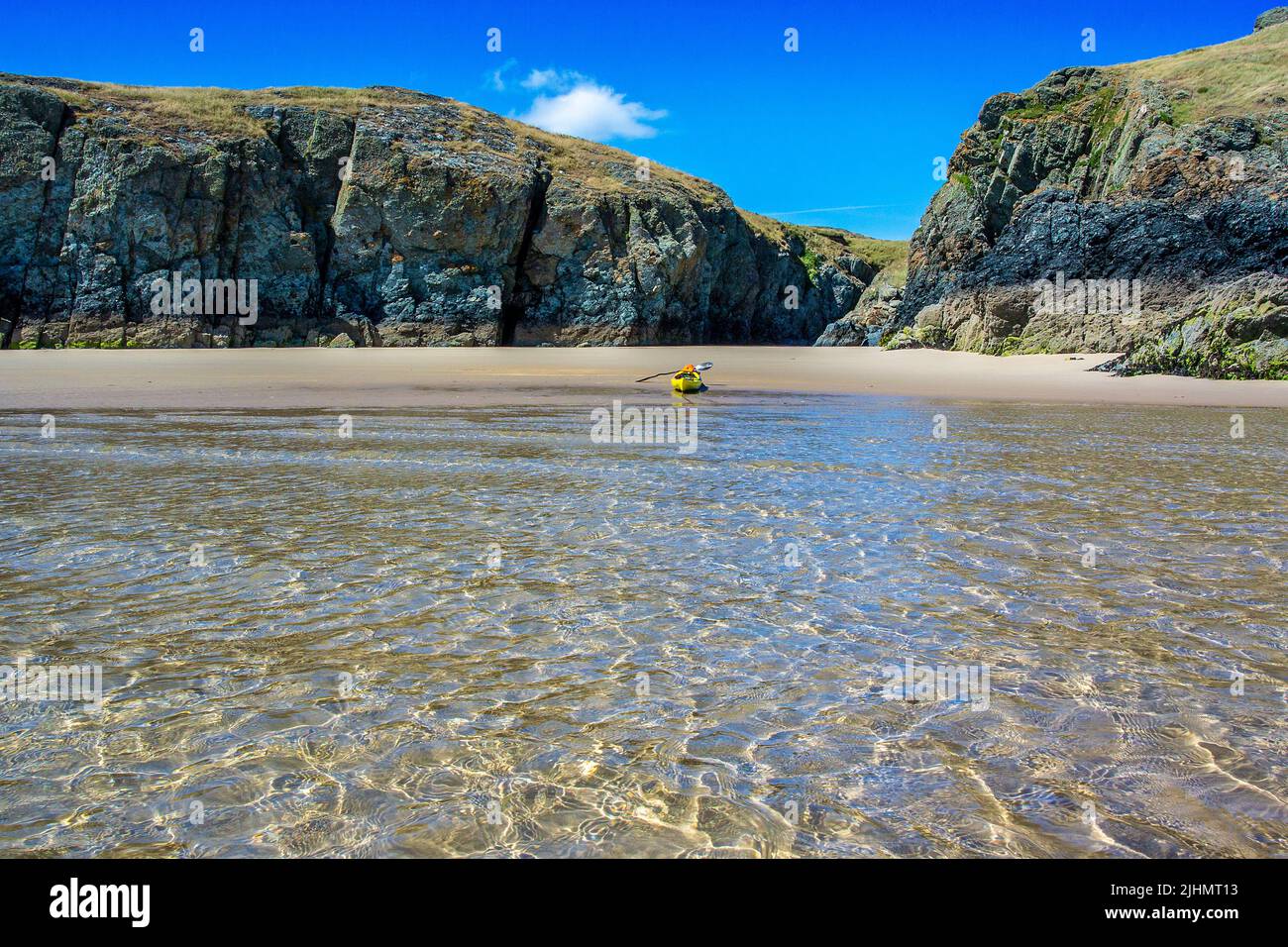 Kayak in mare / canoa a Maltraeth sulla costa di Anglesey, Galles del Nord, Regno Unito Foto Stock